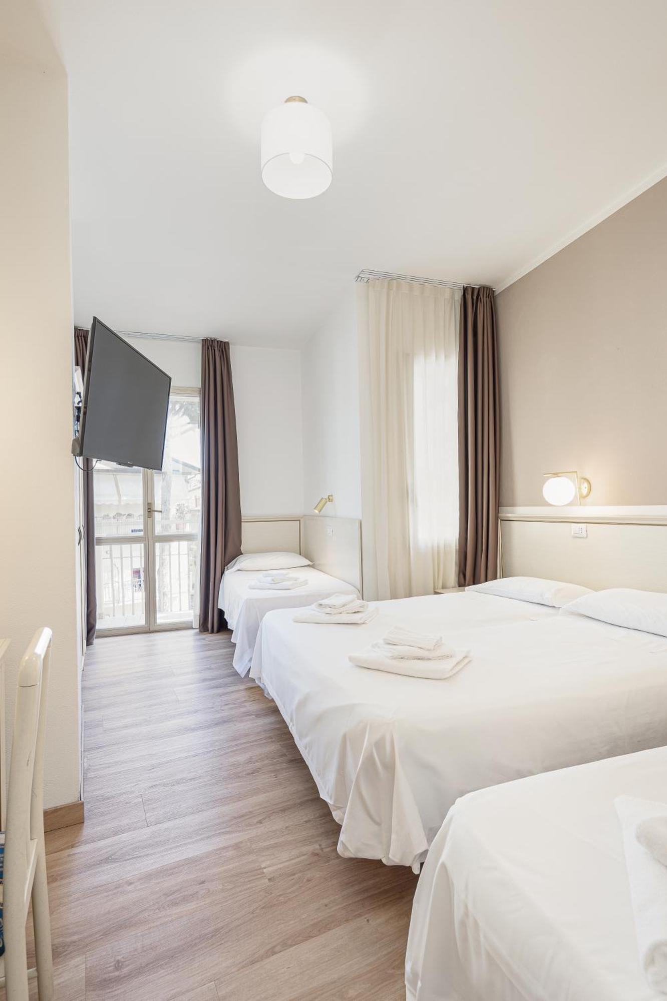 Hotel Schiller Cervia Dış mekan fotoğraf